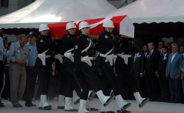 Fotoğraflar // Şehit Emniyet Müdürü Beyazıt Çeken için tören...
