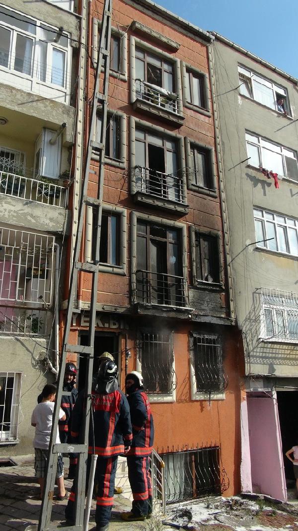 (ÖZEL) - Yangında mahsur kalan Suriyeli hamile kadın üçüncü kattan atladı