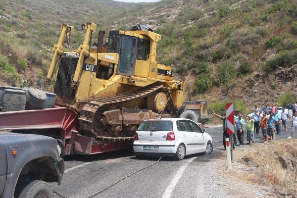 Otomobil TIR'a çarptı, 17 kilometre araç kuyruğu oluştu
