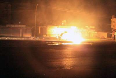 Silopi’de yol kesenler, polis araçlarına molotofla saldırdı
