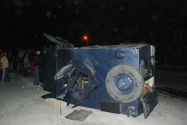 Bitlis'te polis noktasına saldırı düzenlendi, bölgeye giden polis aracı kaza yaptı: 2'si polis 3 yaralı