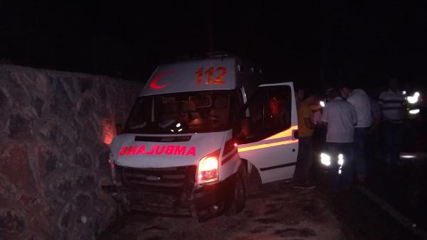 Hasta taşıyan ambulans istinat duvarına çarptı: 1 yaralı