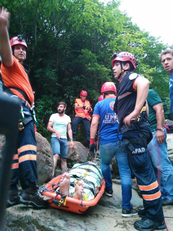 Rize'de şelaleden düşen genç iki saatte kurtarıldı