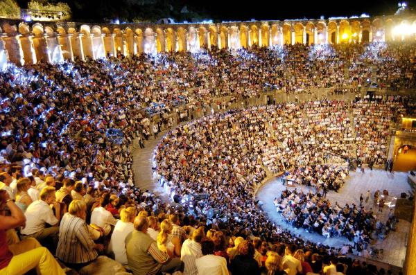 Aspendos'ta 115 desibel uyarısı