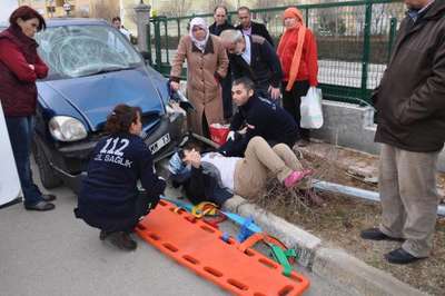 Kaldırımda yürürken otomobilin çarptığı hamile ölümden döndü