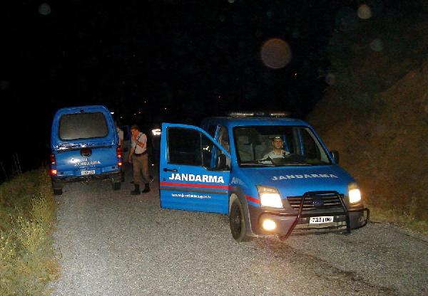 Dövdükleri gencin yakınlarını çağırtıp ateş açtılar