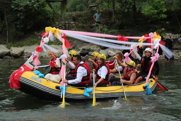 Gelin ve damattan rafting botuyla düğün konvoyu