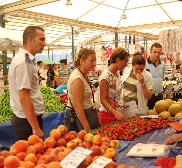 Pazarcı çileğe çilek kokulu sprey sıkmış