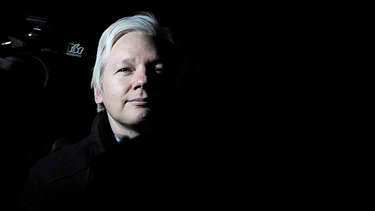 Assange kendi kendine orkestra yönetmiş