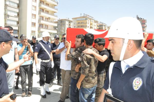 Silopi'de şehit olan polis memuru Elazığ'da gözyaşlarıyla toprağa verildi