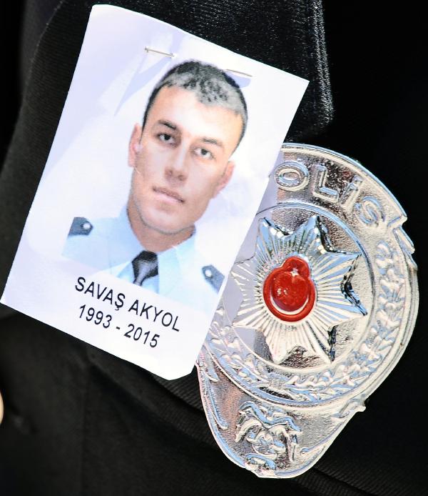 Düğün tarihini beklerken şehit düşen polis memuru Akyol toprağa verildi