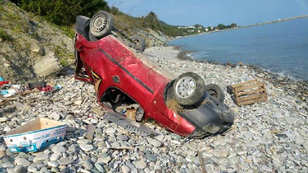 Uçuruma yuvarlanan otomobilde 2 kişi yaralandı