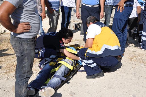 Virajı alamayan otomobil, ağaca çarpıp inşaata uçtu: 2 yaralı