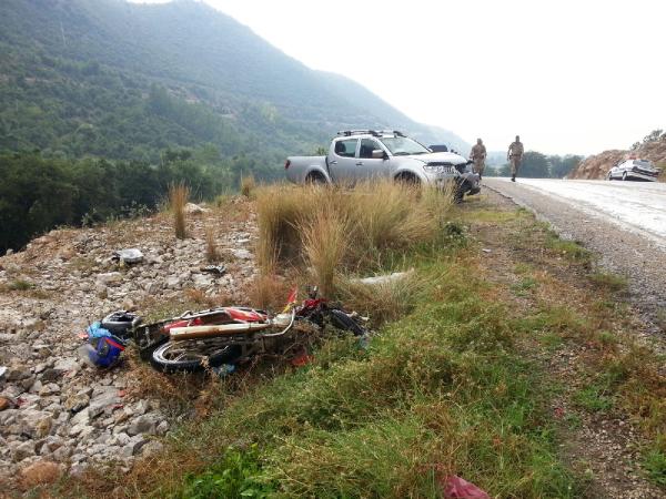 Kamyonet ile çarpışan kasksız motosikletli öldü