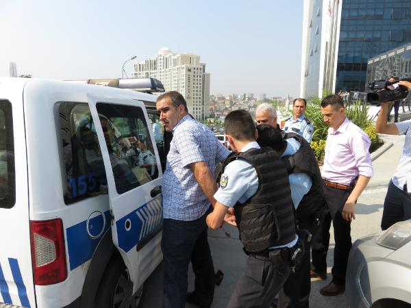 Ataşehir Belediyesi önünde silahlı kavga (1)