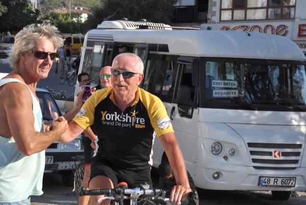 Kanserle mücadele için 2 İngiliz 4 bin 700 kilometre pedal çevirdi