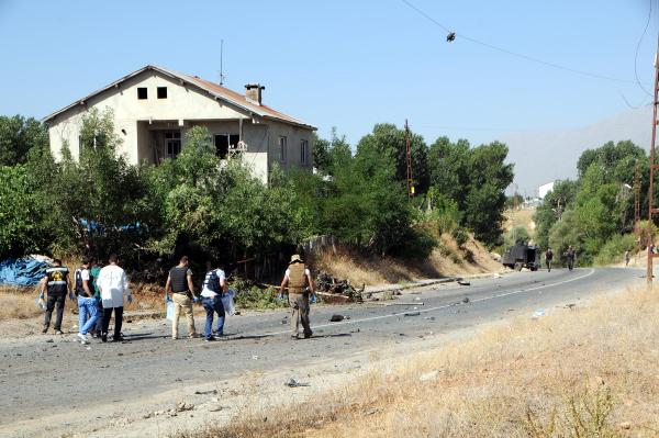 Ovacık'ta polise bomba yüklü araçlı saldırı: 1 yaralı (2)
