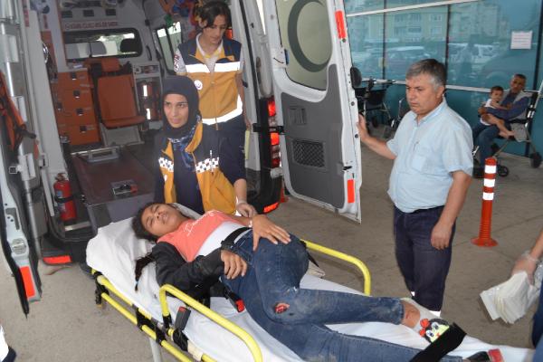 Otomobil karşı şeride geçti: 1'i ağır 5 yaralı