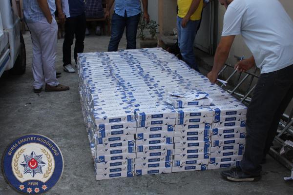 Kamyonetten 11 bin 500 paket kaçak sigara çıktı