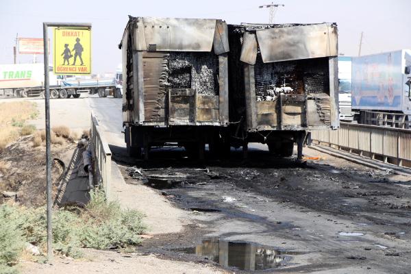 Silopi'de yol kesen PKK 2 TIR'ı yaktı