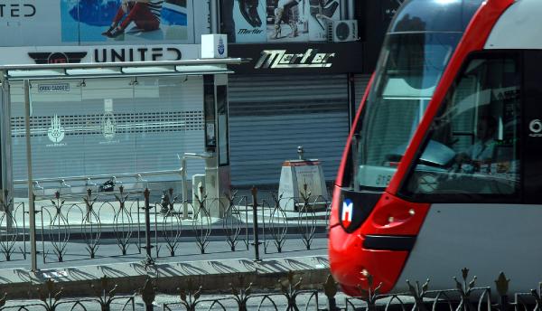 Otobüs durağına bırakılan poşet bomba paniğine neden oldu