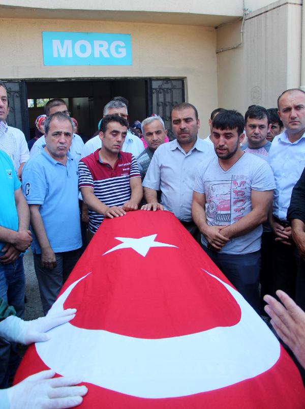 Göçükte kalan madencinin cenazesi 10.5 saat sonra çıkarıldı (2)