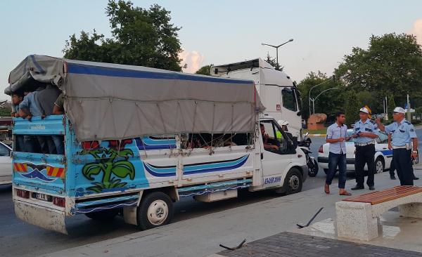 Kamyonet kasasında taşınan fındık işçilerine polis denetimi