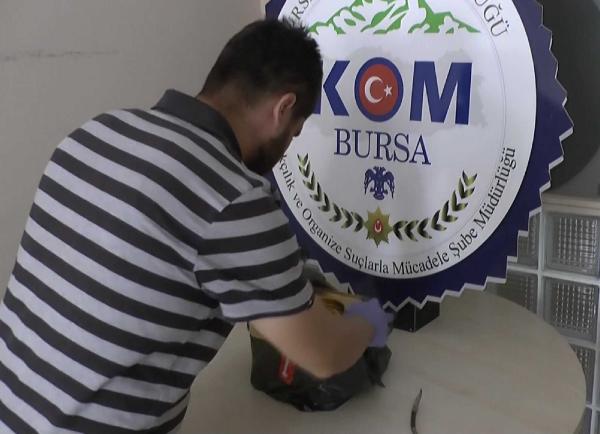 Otlu peynir tenekesinden uyuşturucu çıktı
