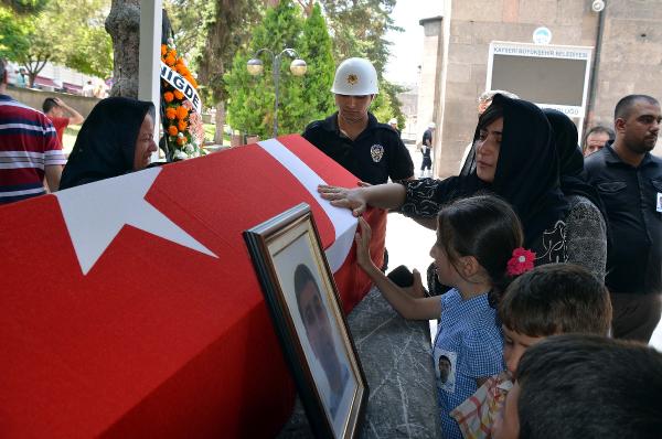 Kalp krizinden ölen polis memuru toprağa verildi