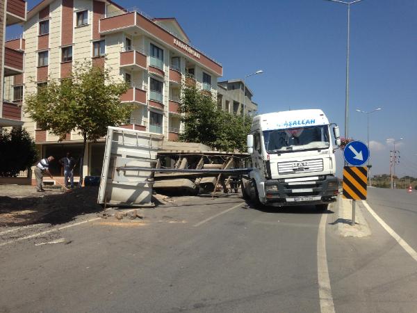 Asfalt yüklü TIR'ın dorsesi yolun ortasında yan yattı