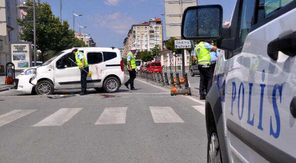 Hafif ticari araç takla attı: 1 ölü, 1 yaralı
