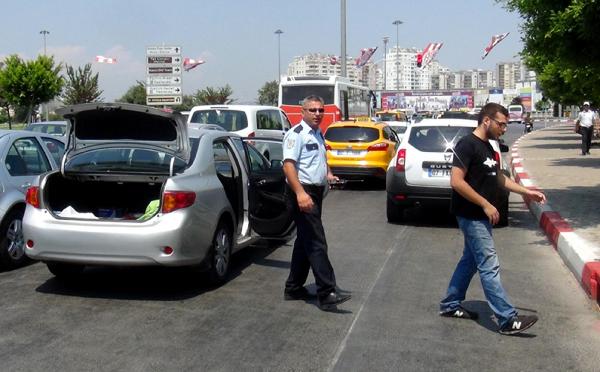 Plakasız otomobile kırmızı ışıkta operasyon