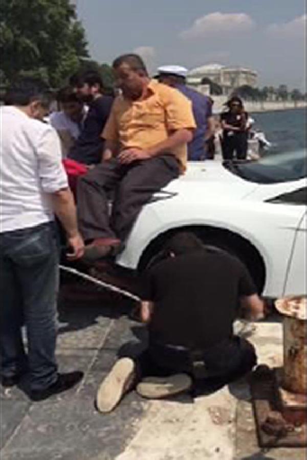 Dolmabahçe'de denize düşmek üzere olan otomobil böyle kurtarıldı