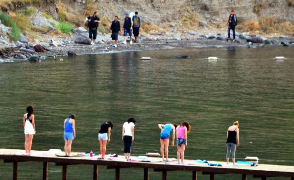 Yoga meets refugees as Turkey captures 1,800 Syrians on Aegean Sea in four days