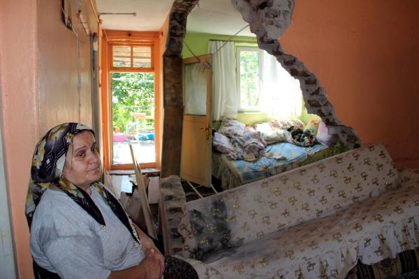 Tek katlı evin duvarı ve tabanı çöktü