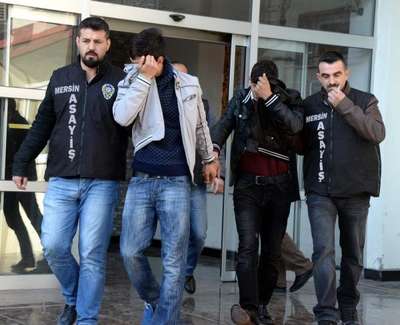 Öğrencilerin cep telefonlarını gasp edenler suçüstü yakalandı