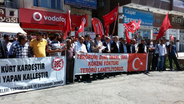 Mardin'de korucular, PKK'nın derneklerini kundaklamasını protesto etti
