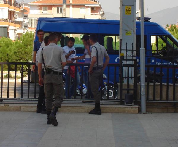 Yol kesip, darp ve yaralama olayına karıştığı iddiasıyla gözaltına alınan 3 şüpheli savcılıktan serbest bırakıldı