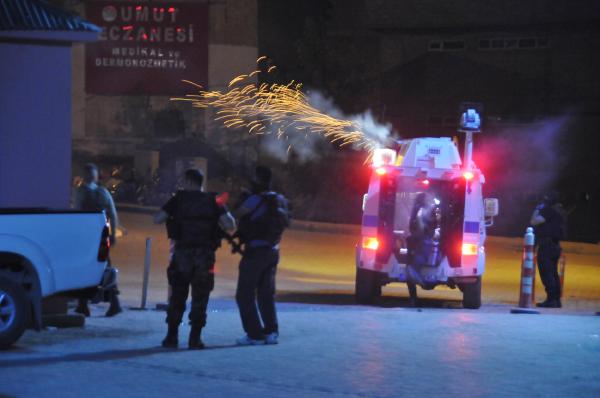 Hakkari'de cezaevine ses bombası, Yüksekova'da jandarmaya roketli saldırı