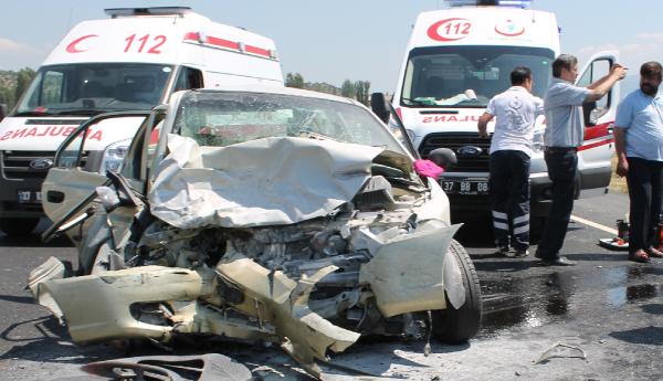 Tosya'da iki otomobil çarpıştı: 7 yaralı