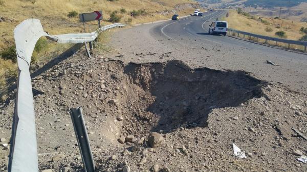 Tunceli -Elazığ Karayolu'nda askeri aracın geçişi sırasında patlama (1)
