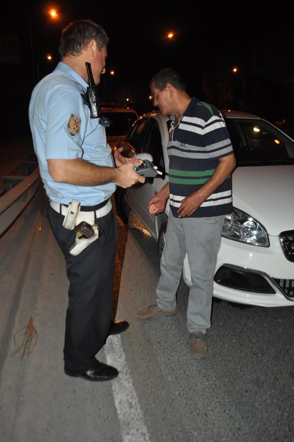 Sarhoş sürücü yolun ortasında sızdı