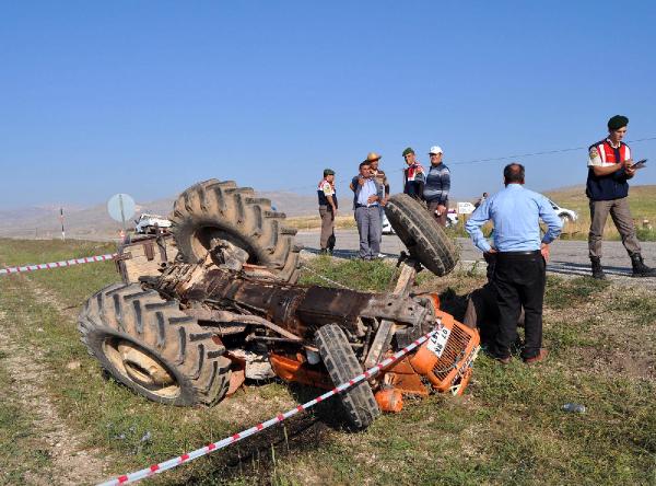 Korkuteli'nde traktör kazası: 1 ölü, 2 yaralı