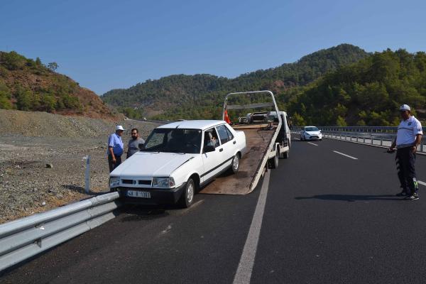 Ortaca'da otomobil bariyere çarptı, 1 yaralı