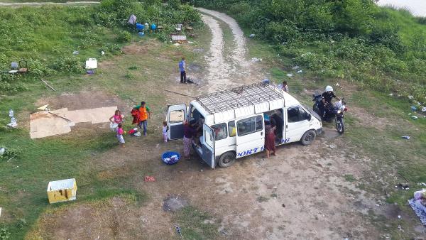 Polis ırmak kenarına kurulan çadırları sel ihtimaline karşı kaldırdı