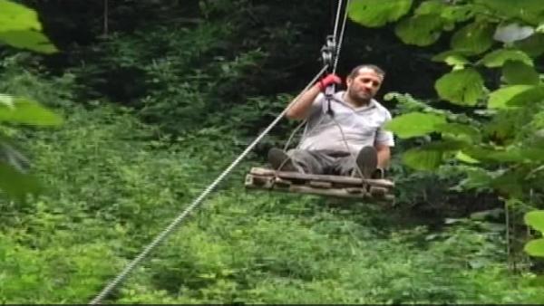 Yolu olmayan mahalleye ilkel teleferikle ulaşıyorlar