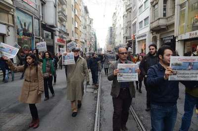 Destek için İstiklal'de Cumhuriyet Gazetesi dağıttılar