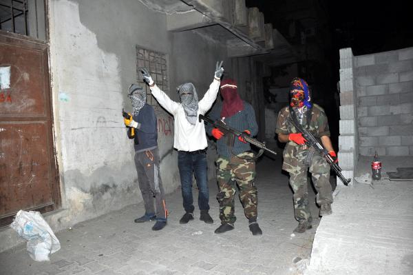 Silvan'da silahlı PKK'lılar mahallelere hendek kazıp polisle çatıştı