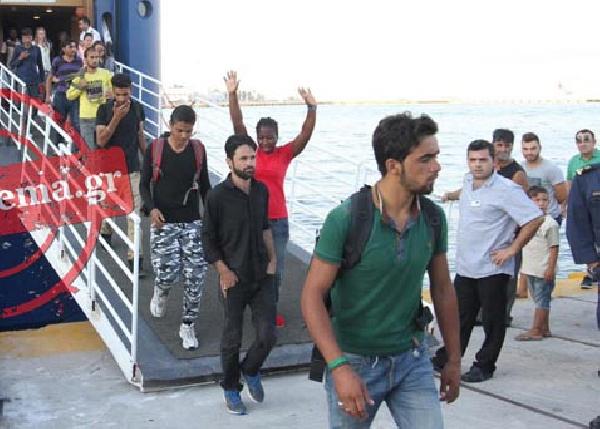 Yunan adalarındaki kaçaklar mülteci kamplarına naklediliyor