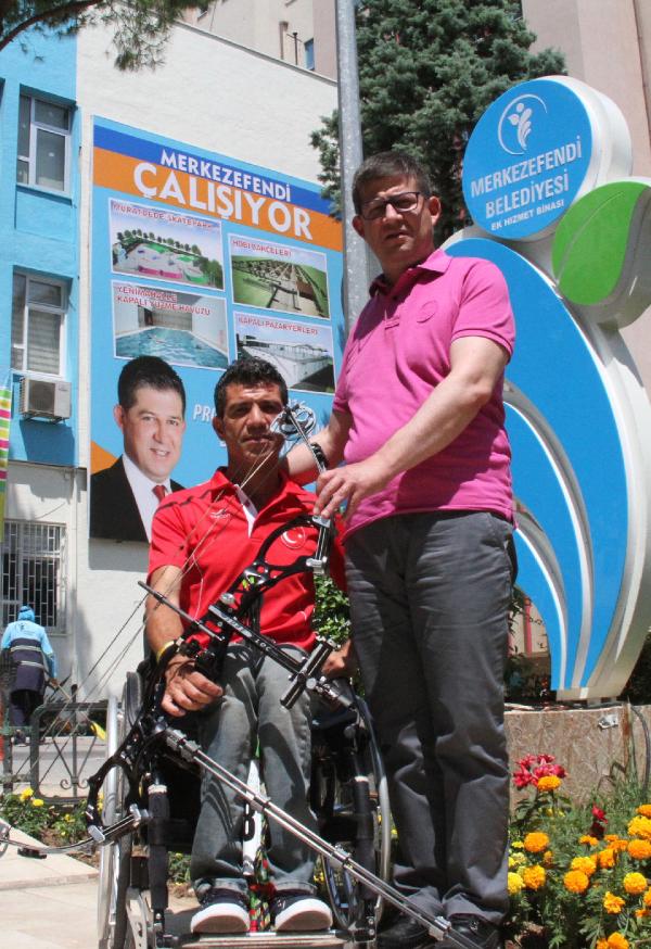 Engelli sporcuya sandalye desteği